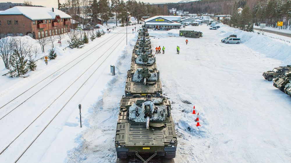 CV90 stormpanservogner ved Rena stasjon, klare til å sendes til Sverige for å delta på øvelse for en måned siden.