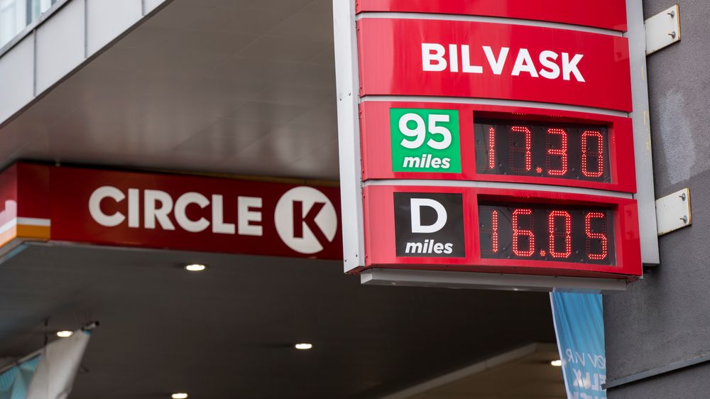 Torsdag satte Circle K-kjeden sin veiledenede bensinpris opp til 17,24 kroner. Det er ny norsk rekord. Bensinprisen på Circle K ved Alexander Kiellands plass var enda litt høyere.