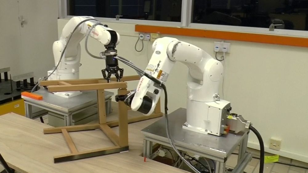 OECD tror hver syvende jobb kan være overtatt av roboter om 20 år. Disse robotene setter sammen Ikea-møbler.