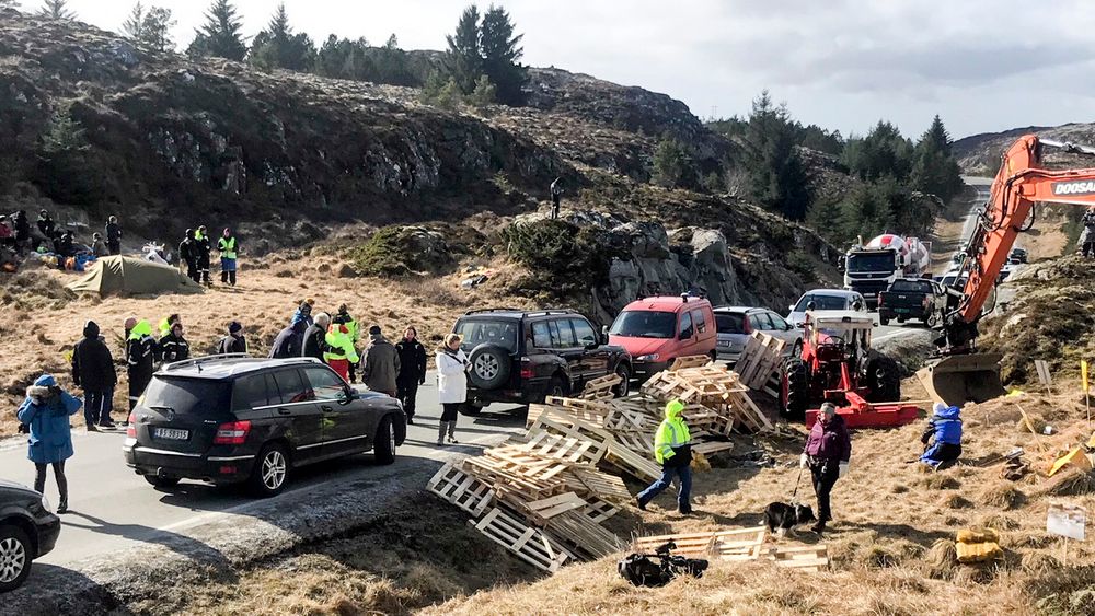 Demonstranter hindret oppstart av byggingen av Frøya vindkraftverk. Deretter sa kommunestyret stopp. Nå har Fylkesmannen opphevet vedtaket.