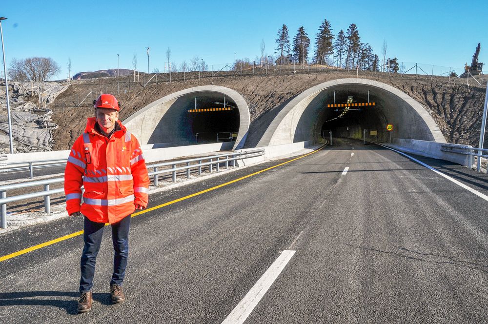 Prosjektleder Arild Hegreberg i Statens vegvesen foran tunnelløpene i den vestlige åpningen nærmest byen.