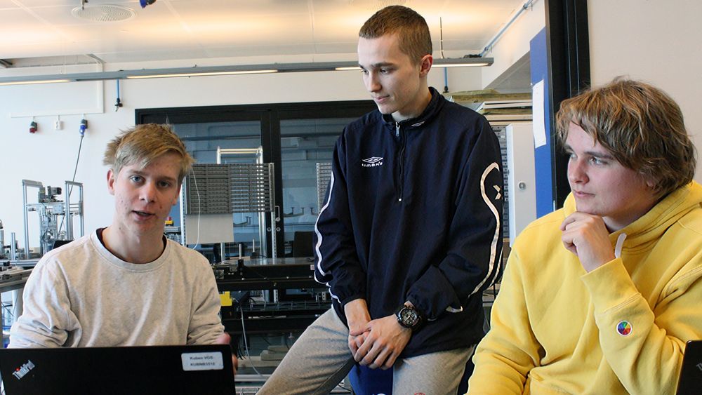 Herman Green Dahle (t.v), Djordje Veljkovic og Henrik Vevatnet holder på å programmere en dronemotor. 