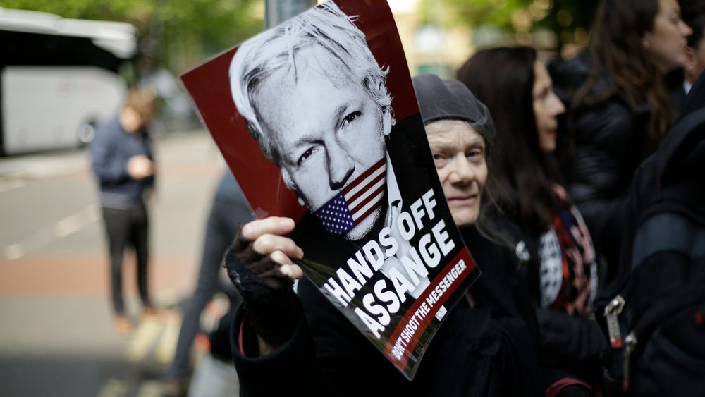 Assange-støttespillere demonstrerte onsdag utenfor domstolen i London hvor straffeutmålingen fant sted. 