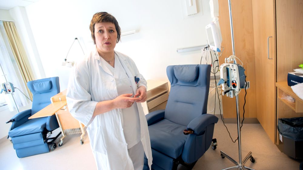 Kreftlege på St. Olavs Hospital, Nina Kongshaug, ser mange fordeler med den nye løsningen. Blant annet kan hun i systemet legge inn hele behandlingsløp fra legekontroller underveis til strålebehandling. Her er hun avbildet på et av behandlingsrommene for kreftpasienter.