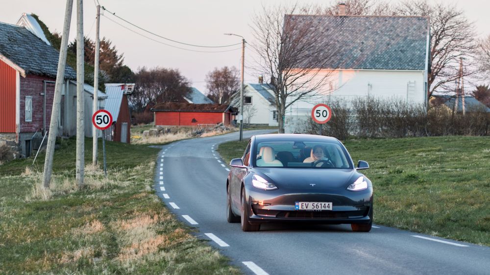 Tesla Model 3 «redder» elbilsalget i Norge i 2019. Selv om året gir rekord i elbilsalget, har samtidig salget falt kraftig i årets tre siste måneder.