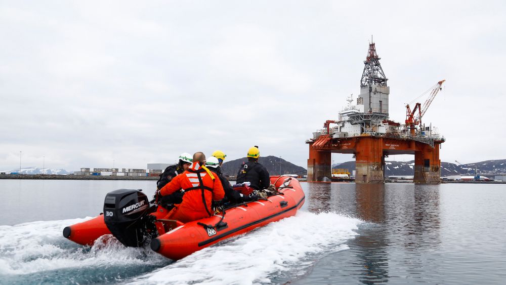 Miljøorganisasjonen Greenpeace gikk tidligere i uken til aksjon mot oljeriggen West Hercules som skal bore for Equinor i Barentshavet. Jonne Sippola / Greenpeace / NTB scanpix