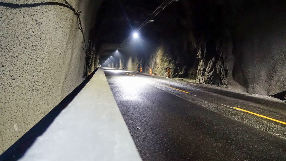 - Vi blir stadig bedre på tunnelsikkerhet i Norge, noe alle de nye tunnelene våre bærer tydelig preg av, mener artikkelforfatteren.