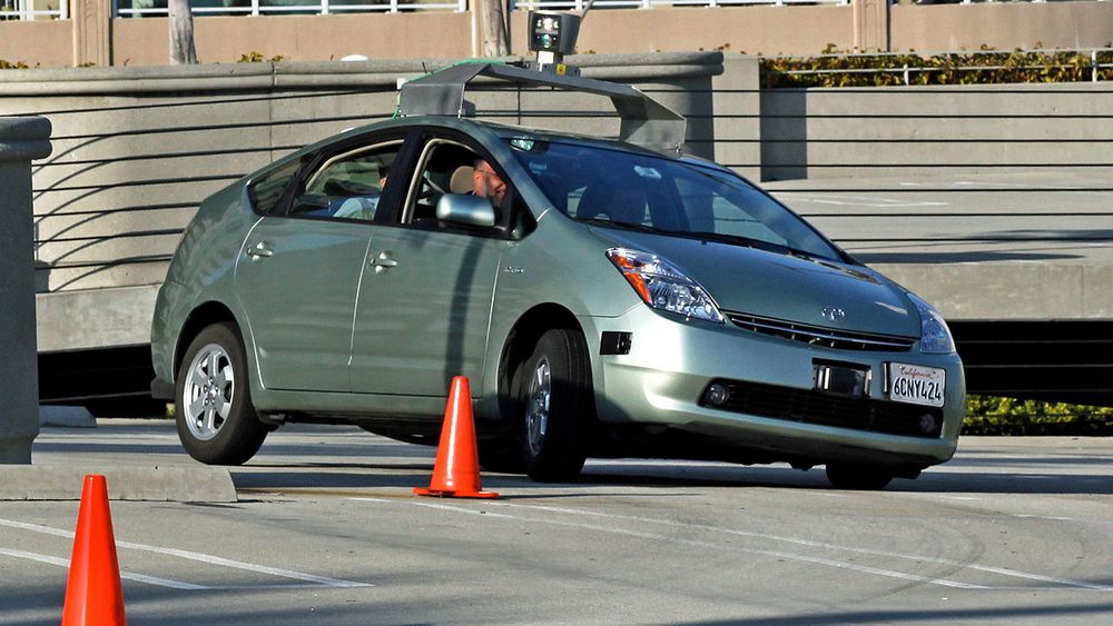 De fleste selvkjørende kjøretøy har ikke utelukkende informasjon fra GPS. GPS utgjør likevel grunnpilaren i mange systemer. Bildet viser en testbil fra Google, tatt i en annen anledning.