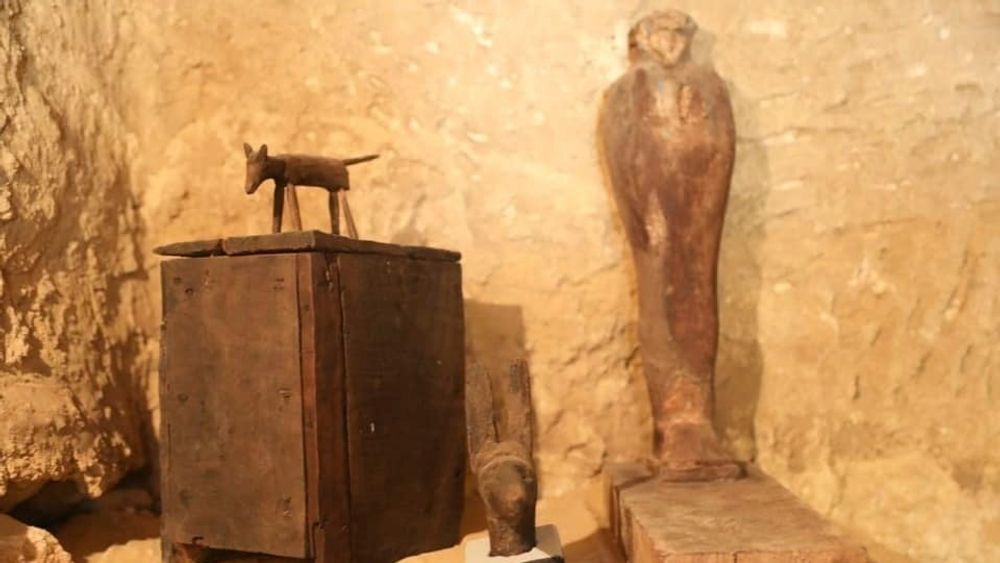 I gravkammeret fant arkeologene blant annet statuer av tre.
