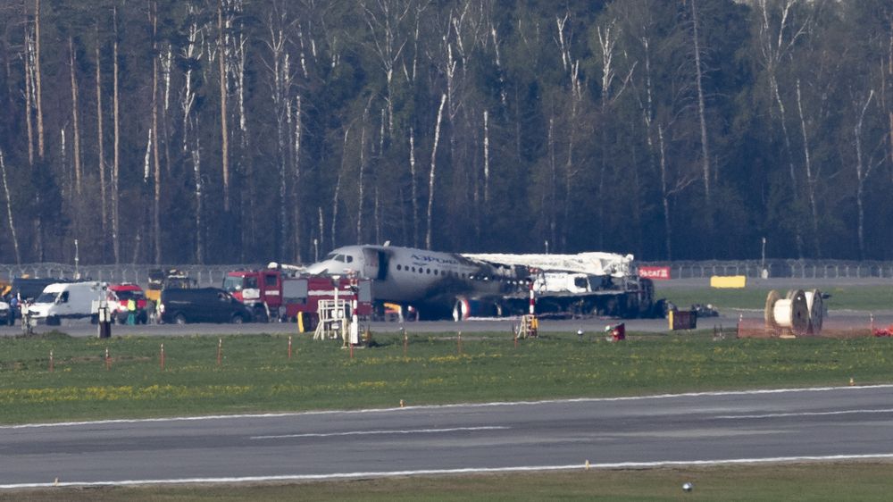 37 av de 78 om bord klarte å evakuere fra det brennende SSJ100-flyet.