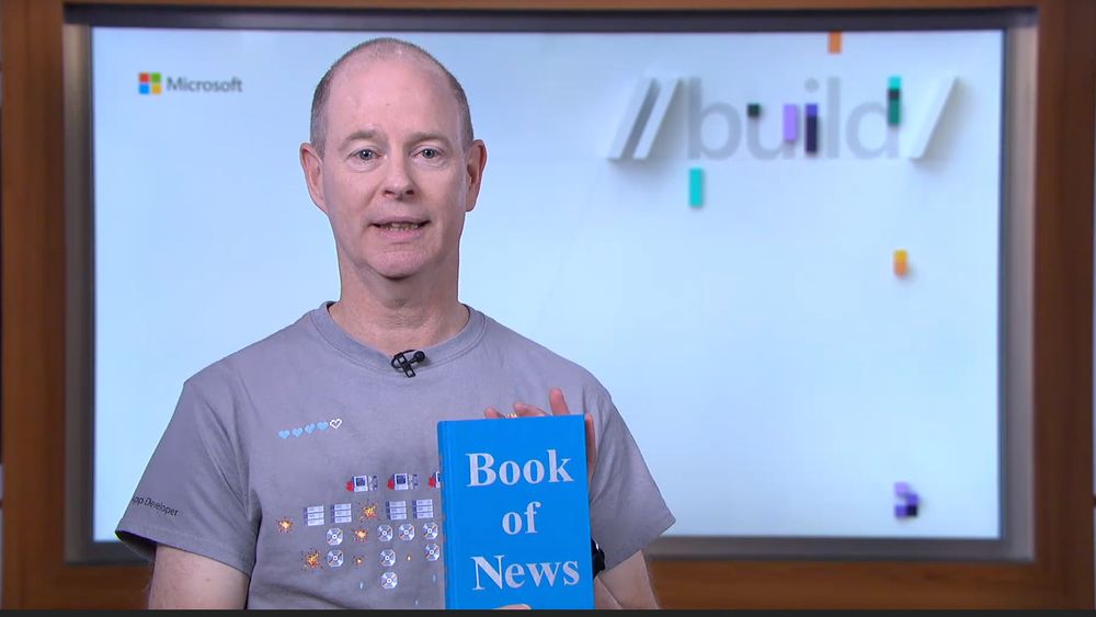 Microsofts kommunikasjonsdirektør, Frank X. Shaw, med boken med de fleste av nyhetene som selskapets skal presentere under årets Build-konferanse.