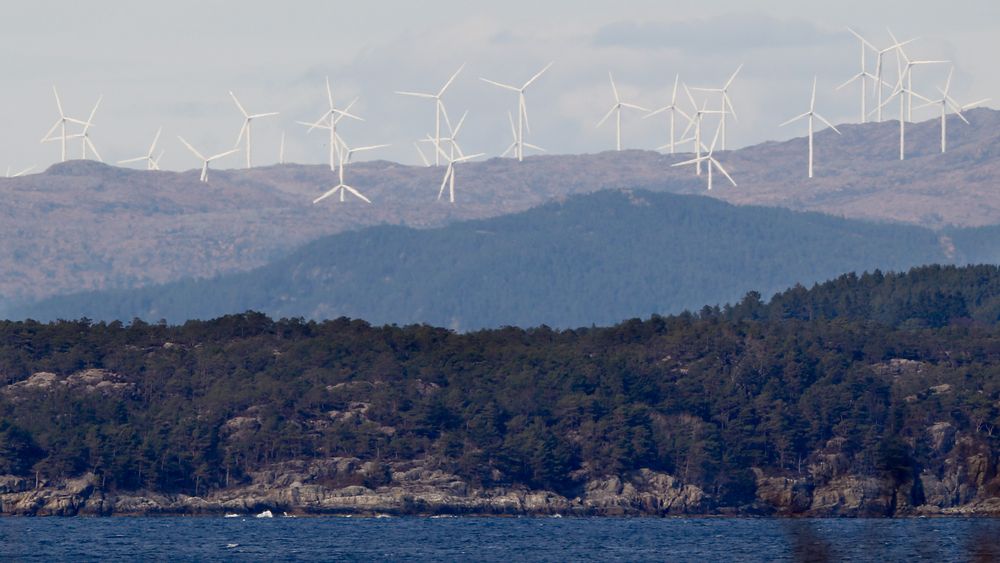 Bare én kommune er hittil overkjørt av sentrale myndigheter i spørsmålet om vindkraftverk. Bildet viser vindturbiner i Midtfjellet vindpark i Fitjar kommune.