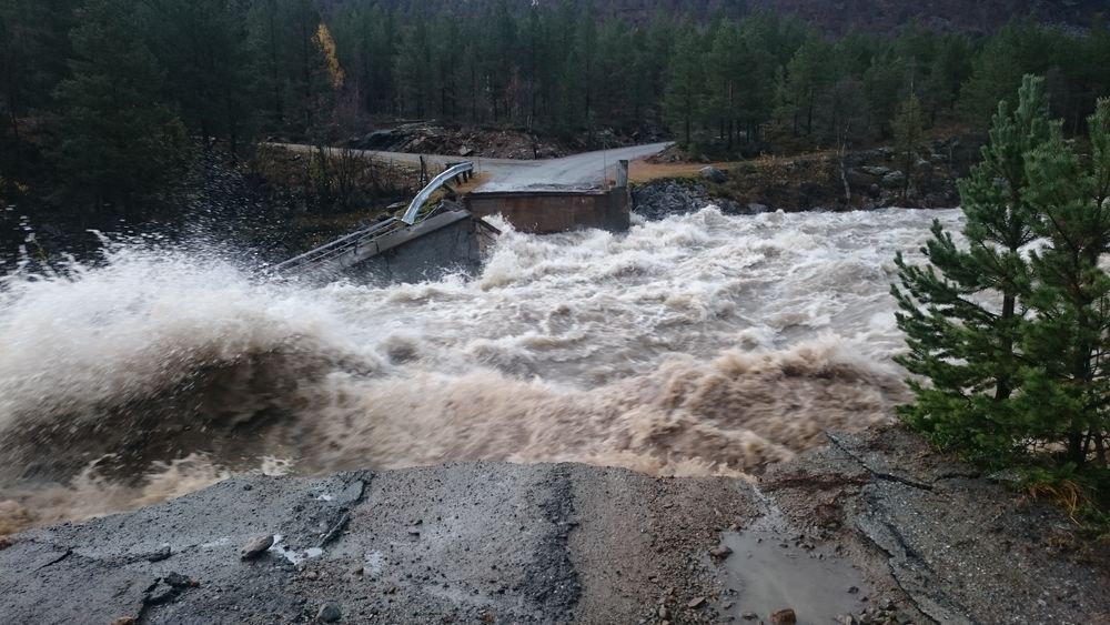 Flom og ras, men også tørke, kommer stadig hyppigeer. I fjor opplevde Nord-Gudbrandsdalen en stor vårflom - i oktober. Dyringsbrua ved Liavassosen i Skjåk forsvant på sekunder av de store vannmassene. 