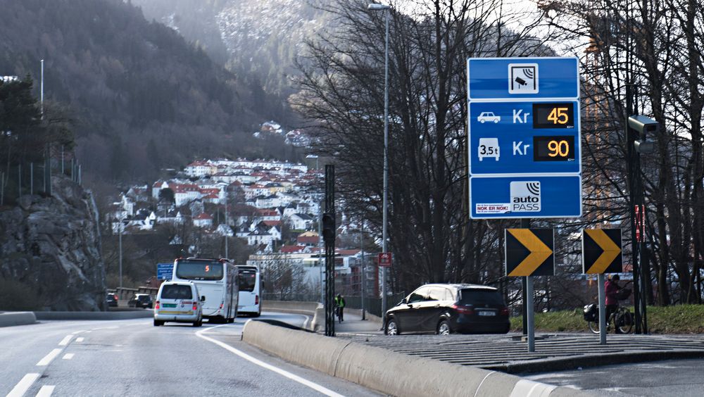 Byrådet i Bergen og fylkeskommunen er enige om å fjerne to og flytte en bomstasjon ved Åsane.