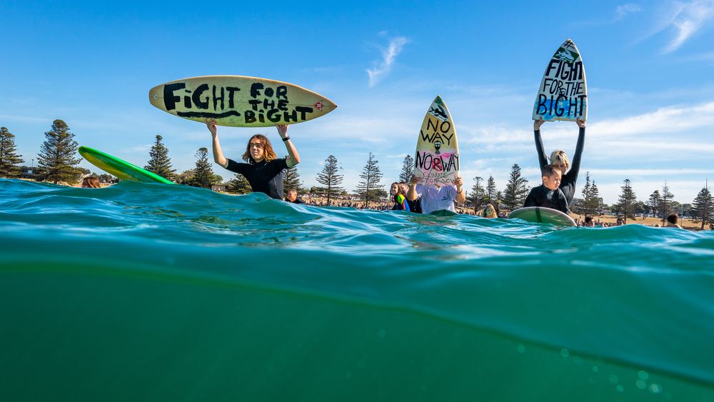 Surfere i byen Torquay i Victoria i Australia demonstrerte 20. april mot Equinors planer om oljeleting i Australbukta. Søndag blir det demonstrasjon i Oslo.