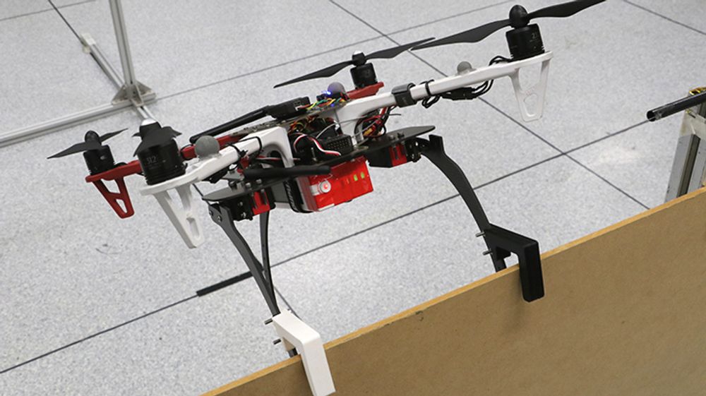 Drone med gripeklør med 3D-utskrevne kontaktmoduler.