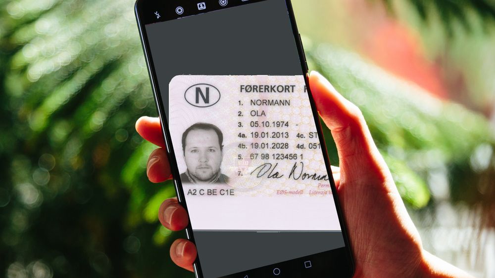 Norsk førerkort på skjermen til en Huawei Mate 10 Pro.