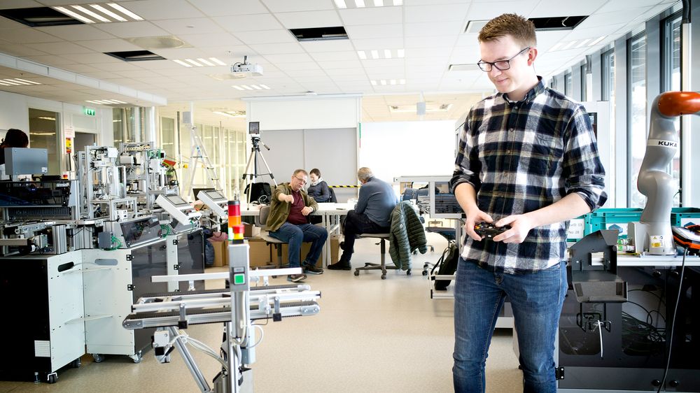 Jan Oddvar Sagedal tester en av to AGV-er i det digitale laboratoriet.