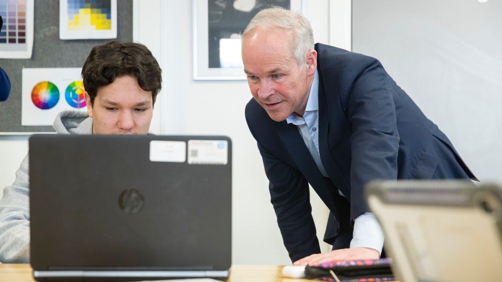 Kunnskaps- og integreringsminister Jan Tore Sanner vil ha fart på utviklingen av nye digitale læremidler. Her fra et besøk på Sofienberg skole i Oslo i mars. 