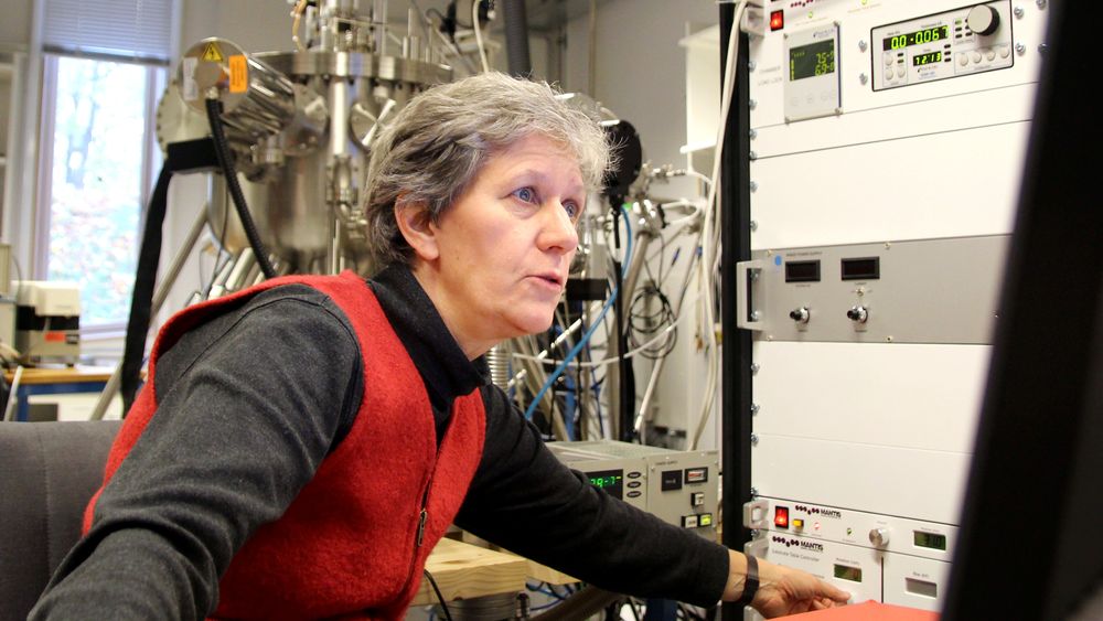 – Resultatene våre er først og fremst et steg på veien for å åpne opp større deler av bølgespektret for overføring i optiske fiberkabler, sier professor Ursula Gibson ved Institutt for fysikk ved NTNU.