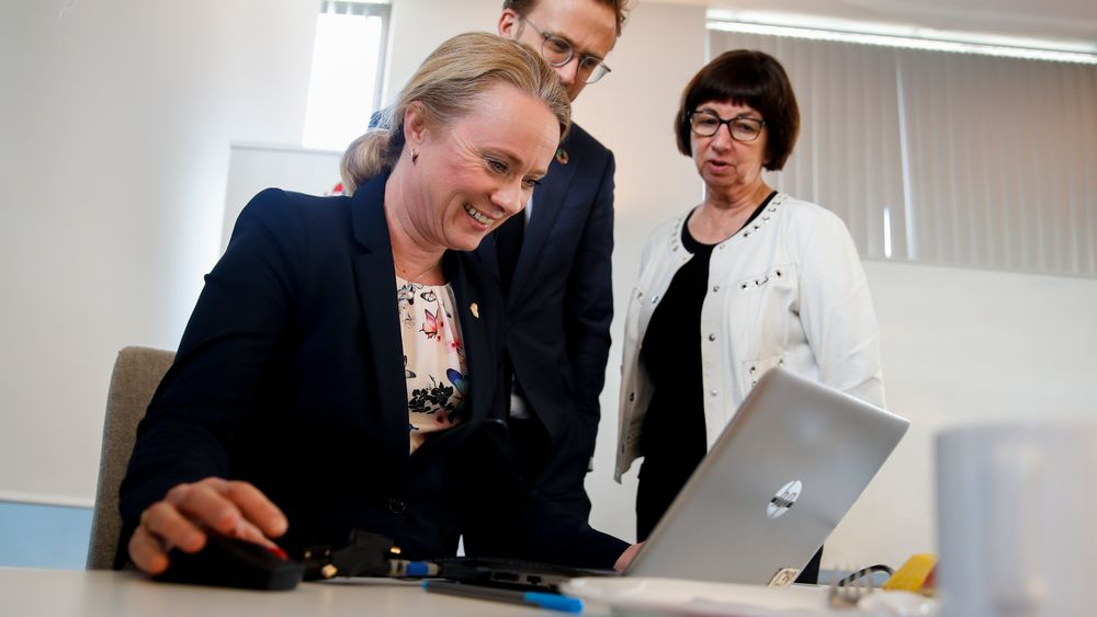 Arbeids- og sosialminister Anniken Hauglie (H) mener maskiner med kunstig intelligens blant annet kan ta over rutineoppgaver hos Nav. Her med digitaliseringsminister Nikolai Astrup (H) og Nav-direktør Sigrun Vågeng. 