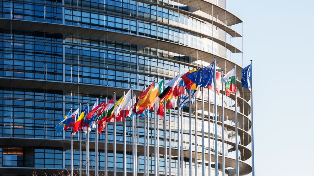 Flagg vaier i vinden foran Europaparlamentet i Strasbourg i Frankrike. (Illustrasjonsfoto)