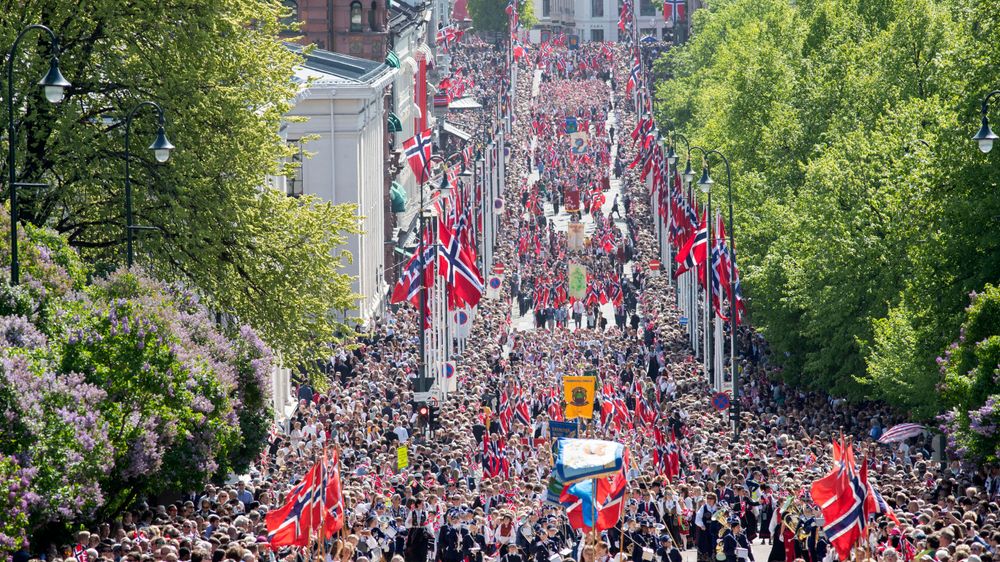 Vipps-trøbbelet la heldigvis ingen demper på folkefesten. Her fra årets 17. mai-feiring i Oslo, hvor det var strålende vær.