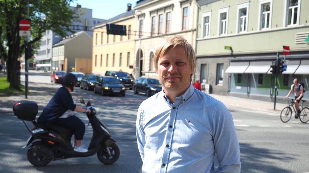 – En sender i hybridbilen kan fortelle myndighetene hvor langt bilen har kjørt og hvilket drivstoff den bruker. Slik kan vi oppnå både bedre luftkvalitet og en mer rettferdig veiprising, forklarer forsker Petter Arnesen i SINTEF.