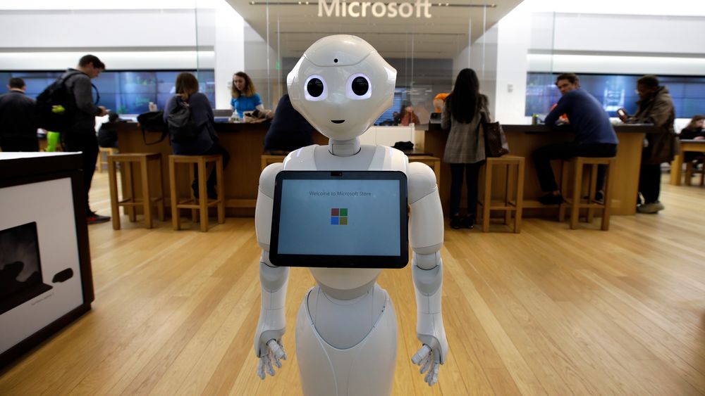 Kun én av fem offentlige virksomheter har tatt i bruk kunstig intelligens i utviklingen av digitale tjenester, viser en fersk undersøkelse fra IKT-Norge. Bildet viser et eksemplar av den selvlærende roboten «Pepper» i en Microsoft-butikk i Boston i USA.