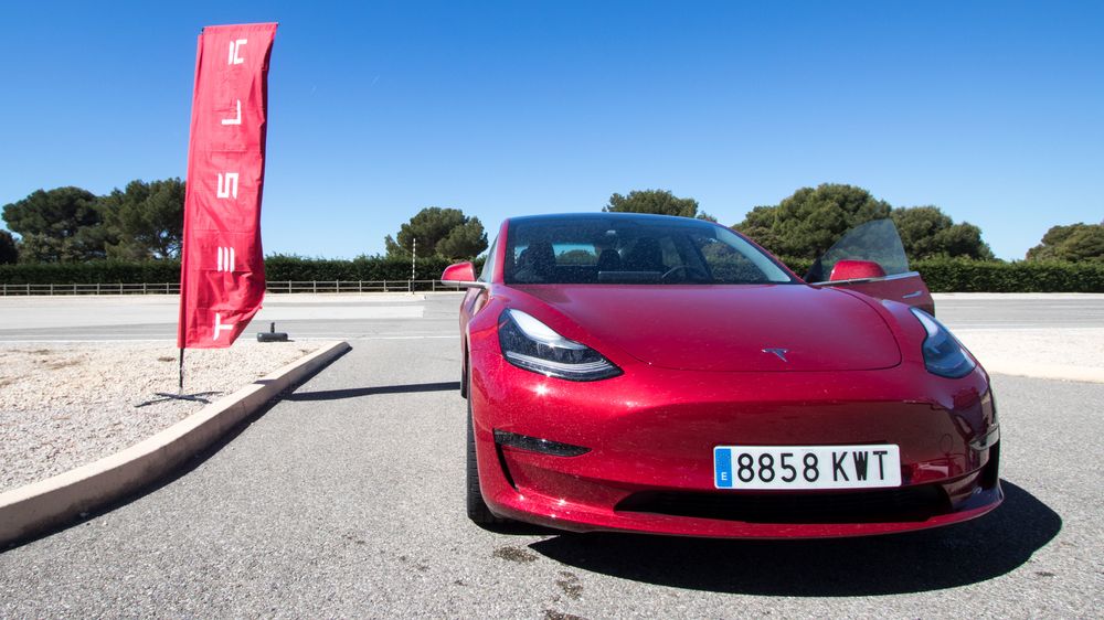 Tesla Model 3 er en etterspurt bil i Tyskland.