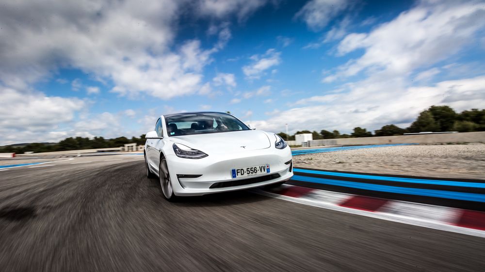Tesla Model 3 Performance på bane ved Circuit Paul Ricard utenfor Marseille.