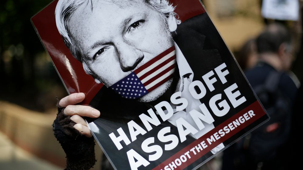 Ved at amerikanske myndigheter tiltaler Assange for brudd på spionasjeloven, avviser de hans egen forklaring om at han handlet som journalist da WikiLeaks offentliggjorde hundretusener av hemmeligstemplede amerikanske dokumenter.