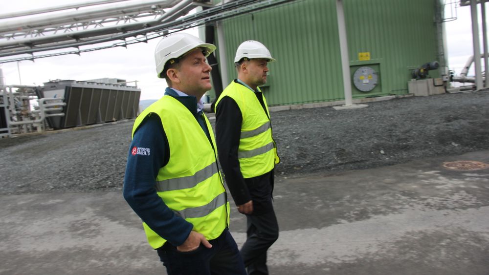 Konsernsjef i Hurtigruten Daniel Skjeldam (t.v.) og direktør i Biokraft Håvard Wollan inspiserer biogassanlegget på Skogn i Trøndelag. Fram til 2027 blir gassen en del av drivstoffet på seks av Hurtigrutens skip.