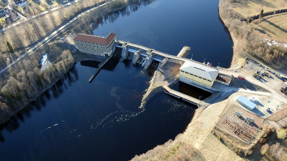 Forshuvud-kraftverket i Dalarna har fått 5 MW batterier til å stabilisere effekten og dermed vannstanden. Batteriene og transformatorene kan ses til høyre, der de dekker et 150 kvadratmeter stort område.