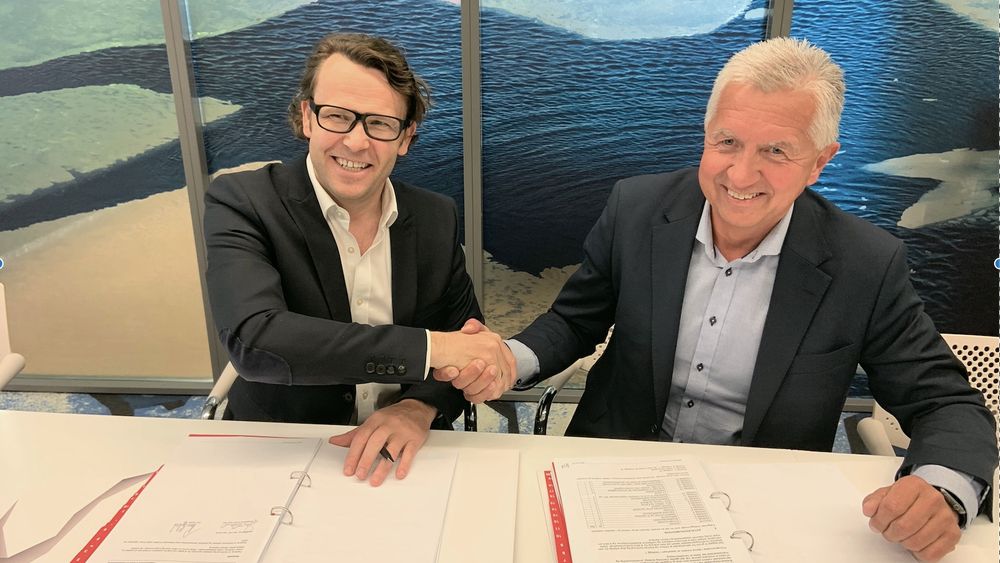 Fra venstre: Administrerende direktør Thomas Skjelbred i Altibox og direktør Jan Håland i Haugaland kraft fiber er glade for å utvide samarbeidet med fem nye år.