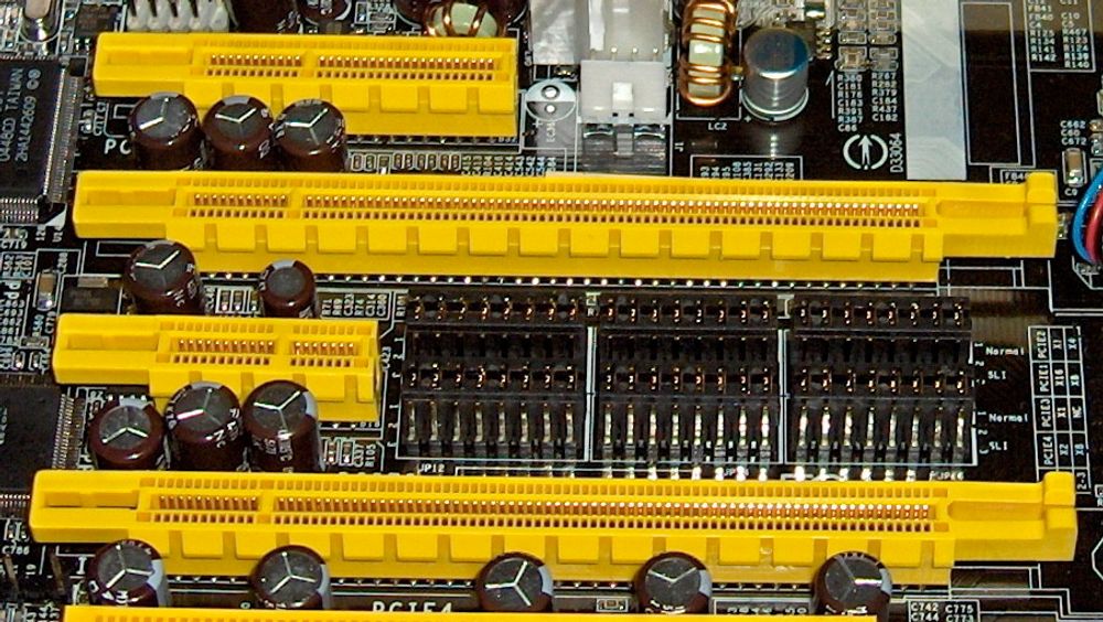 PCI Express-sporene kommer i forskjellige størrelser, avhengig av hvor mange baner de støtter. De lengste har 16 baner, det korteste har bare én.
