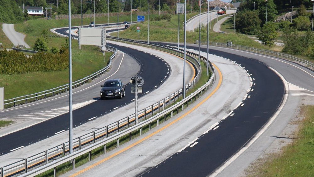 E18 mellom Kristiansand og Grimstad ble åpnet i 2009. I fjor fikk deler av strekningen ny asfalt, men spordybden kan være 5 millimeter dypere på denne strekningen enn på resten av E18 før det må asfalteres.