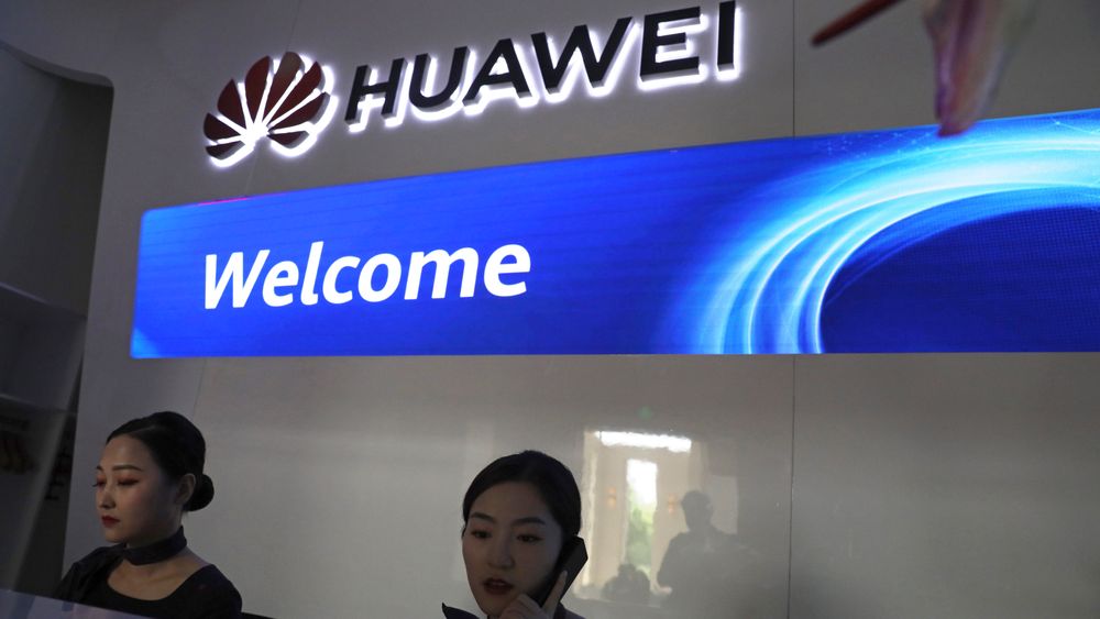 Ledelsen ved hovedkvarteret til Huawei i Beijing sender hjem amerikanske ansatte og avlyser møter med amerikanske statsborgere. 