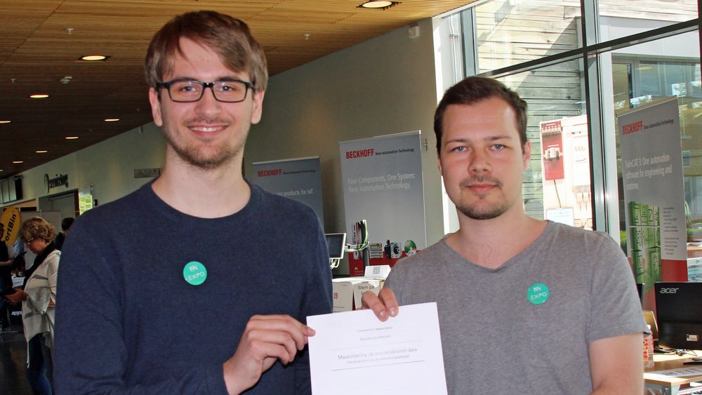 Magnus Haukebøe og Sigurd Holmen viser fram bacheloroppgaven sin under universitetets Expo i slutten av mai.
