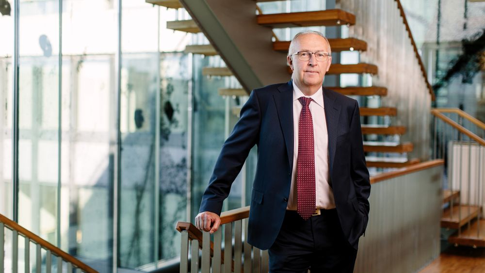 Arvid Moss er president i NHO og konserndirektør for energi og forretningsutvikling i Hydro. Han mener norsk industri ikke har tid til å vente på at havvind blir lønnsomt, men i stedet må ta i bruk Norges unike vindressurser på land.