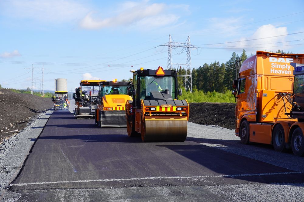  I går ble det første laget med asfalt mellom Ommangsvollen og Fuglset i Løten kommune