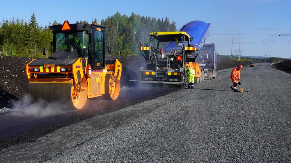 Det skal legges omtrent 160.000 tonn med asfalt, og asfalteringen vil pågå for fullt til utpå høsten.