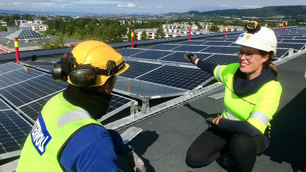 Heimdal videregående skole varmes opp av solceller og biogass. Varmen og strømmen herfra varmer også opp svømmehallen som ligger vegg i vegg. 