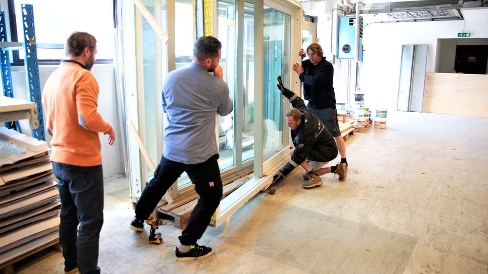 Kulturinstitusjonen Salt har sikret seg en dobbel terrassedør. Olav Sunde og Martin Eid hjelper til med å få glassdøra trygt ut.