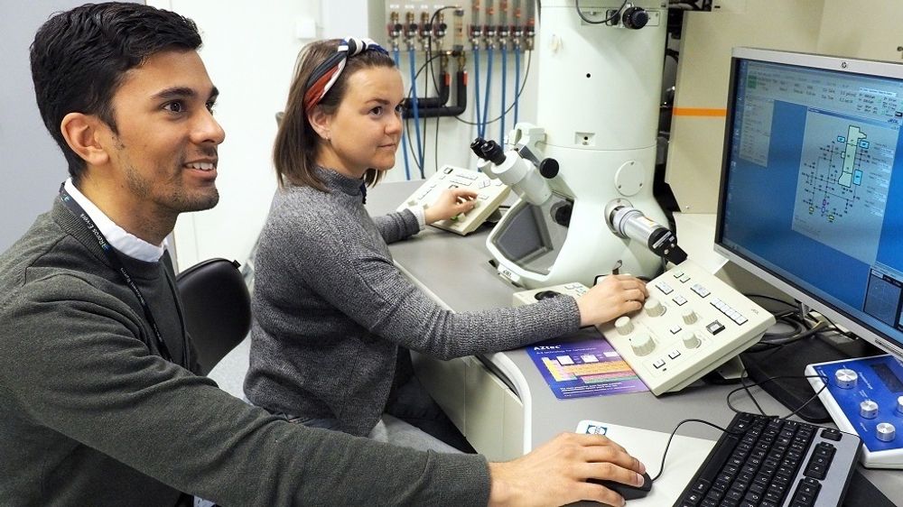 Adrian Lervik og Elisabeth Thronsen bruker elektronmikroskop for å undersøke strukturen i aluminiumslegeringer.