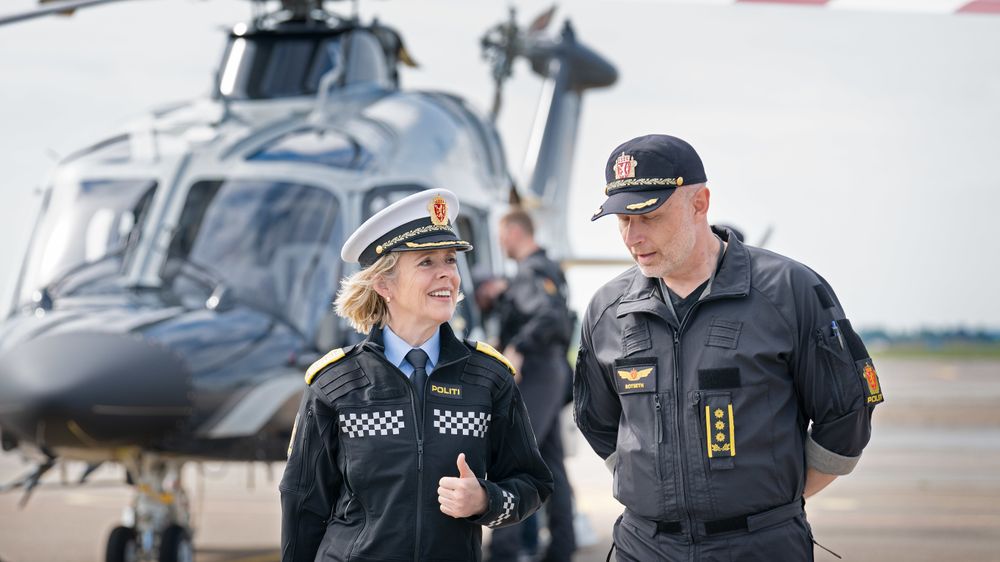 Politidirektør Benedicte Bjørnland etter sin første tur med det nye politihelikopteret. Her i samtale med sjef for Politiets helikoptertjeneste, Freddy Rotseth.