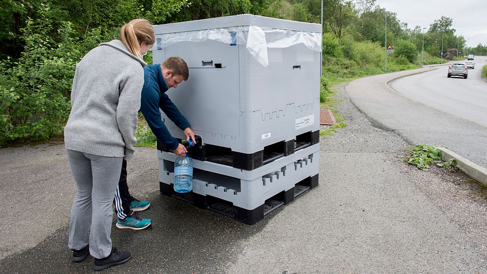 Askøy kommune erkjenner at de har sviktet når det gjelder å sikre rent drikkevann til innbyggerne. Vanntanker er plassert rundt på Askøy der folk som er tilknyttet Kleppe vannverk kan tappe vann. Her fra Juvikflaten.