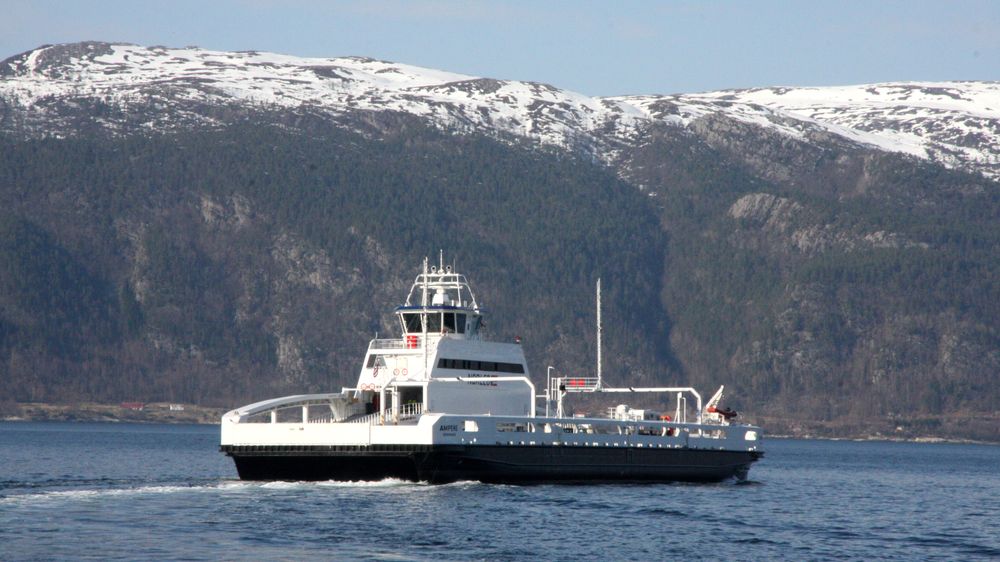 I 2014 lanserte vi verdens første elektriske ferge og i 2015 lanserte vi verdens første elektriske fiskebåt. Vi eier 40 prosent av alle batteridrevne skip i verden, og er størst når det kommer til landstrømanlegg, skriver Eirik Hordnes i dette innlegget. Bildet viser batterifergen Ampere som krysser Sognefjorden på E39 Lavik-Oppedal.