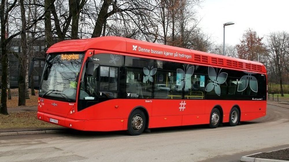 Oslo har testen bruken av hydrogenbusser siden 2012. Nå er bussene midlertidig parkert og fyllestasjonen på Rosenholm stenges.