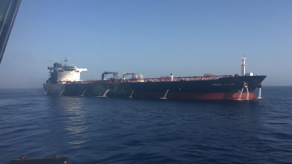 Flammene er borte: Tankskipet Front Altair under slukningsarbeidet i  Omanbukta. Oljetankeren som er eid av John Fredriksens rederi Frontline ble satt i brann i Omanbukta etter et angivelig angrep.
Foto: Frontline Handout / NTB scanpix